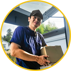 軽貨物を配達する笑顔の男性