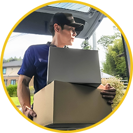 軽貨物を配達する笑顔の男性